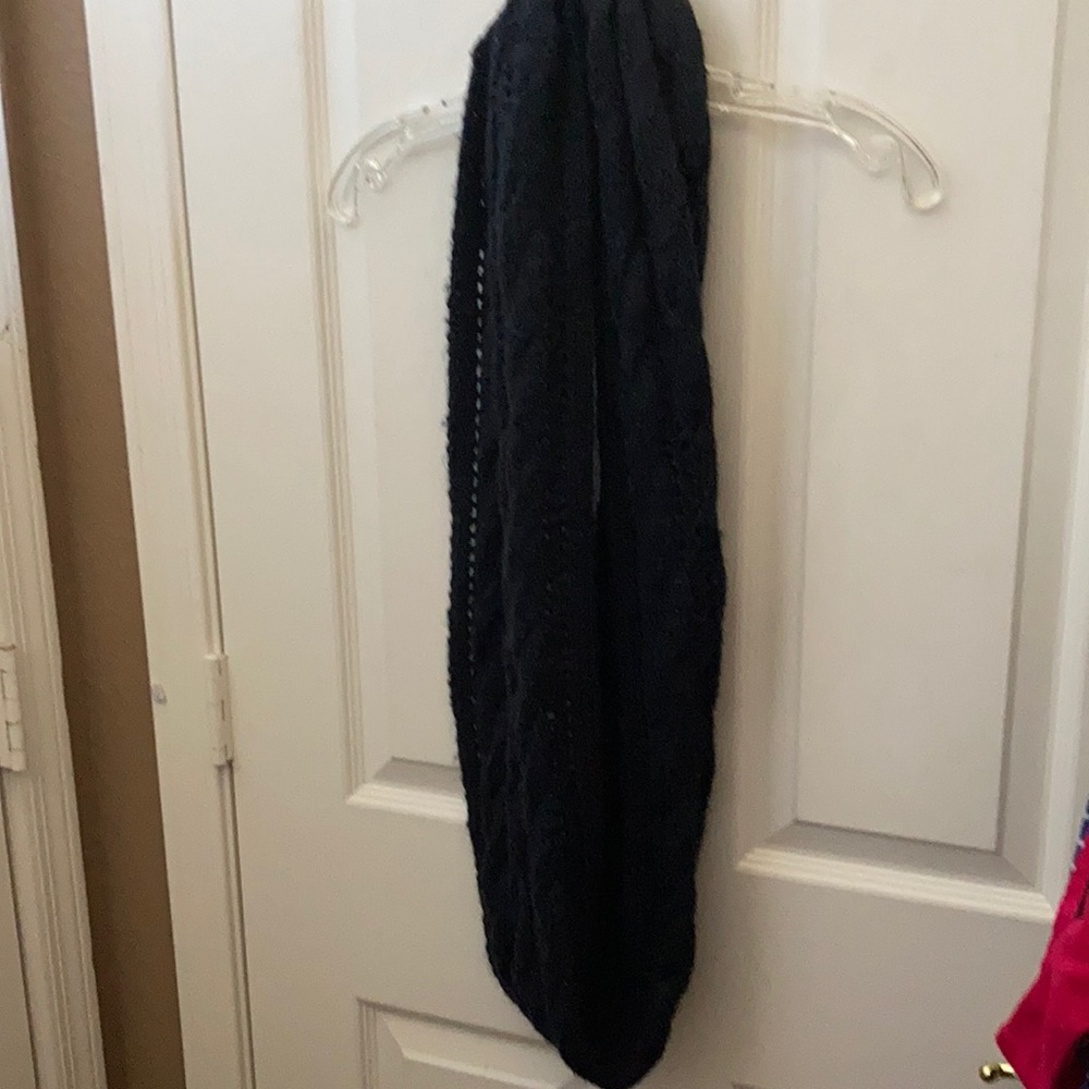 FINAL MARKDOWN 𝅺Abercrombie kids crocheted infinity scarf
